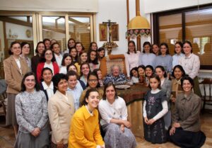 Encuentro de la Madre Trinidad con un grupo de jóvenes que se preparan para consagrarse a Dios