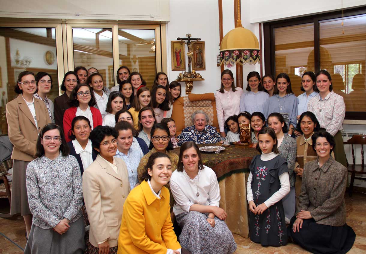Encuentro de la Madre Trinidad con un grupo de jóvenes que se preparan para consagrarse a Dios