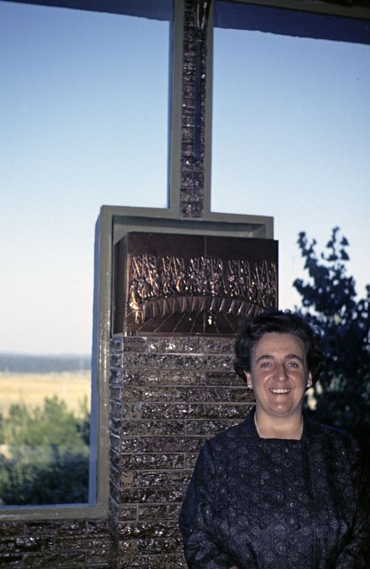 La Madre Trinidad junto al Sagrario de la Capilla de la Casa de Apostolado del Pinar de las Rozas (Madrid, 1968).