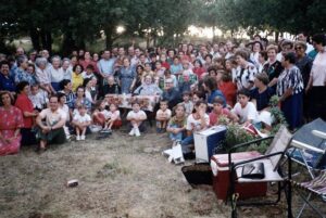 La Madre Trinidad en un día de campo con las familias de La Obra de la Iglesia (Navalperal de Pinares, España, 1992).