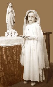 Primera Comunión de la Madre Trinidad a los 8 años de edad (año 1937)