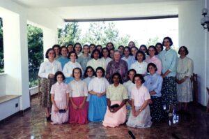 Encuentro de la Madre Trinidad con un grupo de iniciadas, aspirantes y consagradas de La Obra de la Iglesia en Rocca di Papa (Italia, 1999).