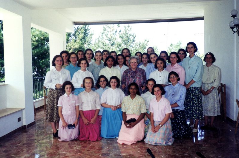 Encuentro de la Madre Trinidad con un grupo de iniciadas, aspirantes y consagradas de La Obra de la Iglesia en Rocca di Papa (Italia, 1999).
