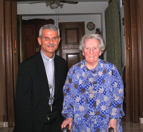 Visita de Mons. Rabban a la Madre Trinidad en su casa de Rocca di Papa (Italia, 2004).