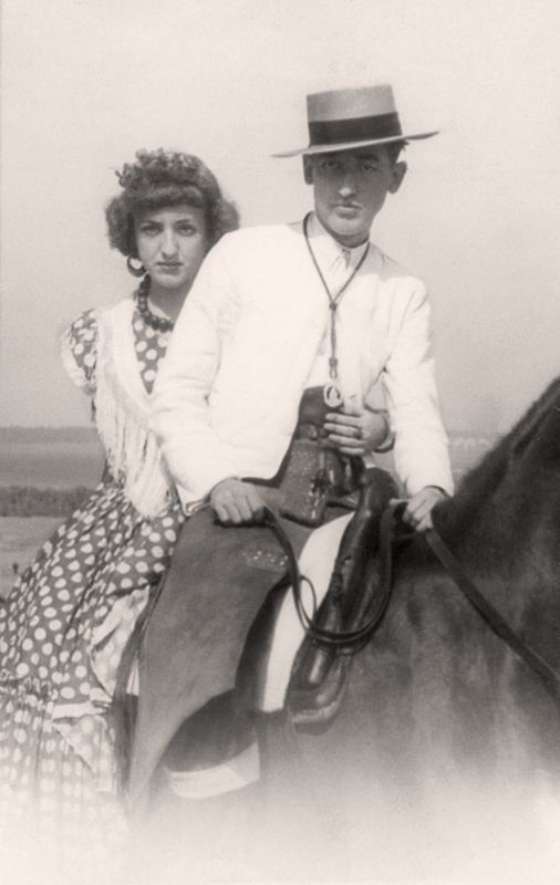 La Madre Trinidad a caballo con su hermano Antonio en la Romería de la Virgen de Valme (Dos Hermanas, año 1945)