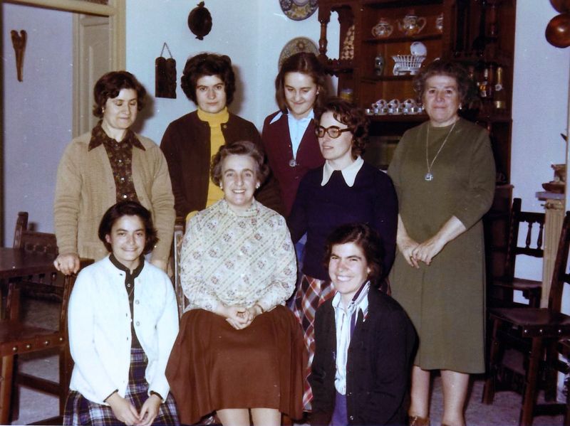 La Madre Trinidad con un grupo de consagradas de la Rama Femenina en la Casa de apostolado de El Pinar de las Rozas (Madrid, 1976).