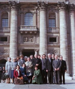 La Madre Trinidad con un grupo de miembros de La Obra de la Iglesia en la Plaza de San Pedro del Vaticano con motivo de la inauguración de unas de las casas en Roma, 1977.