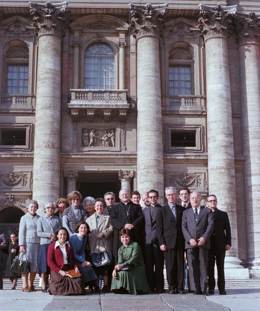La Madre Trinidad con un grupo de miembros de La Obra de la Iglesia en la Plaza de San Pedro del Vaticano con motivo de la inauguración de unas de las casas en Roma, 1977.